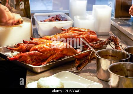 Anatra arrosto croccante appena sfornata nel negozio di carni arrosto di Guangdong Foto Stock