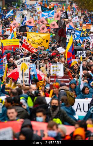 Glasgow, Scozia, Regno Unito. 6 novembre 2021. La marcia sulla giustizia per i cambiamenti climatici si svolge nel centro di Glasgow. . PIC; Iain Masterton/Alamy Live News. Foto Stock