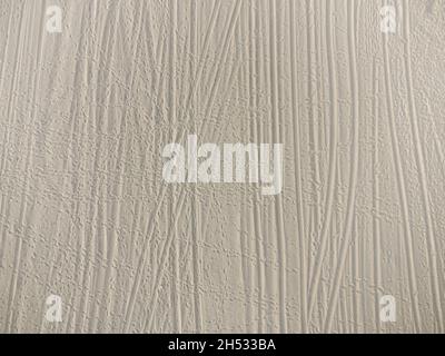 Ruota e impronte nella sabbia. Vista dall'alto sulla spiaggia di sabbia con texture sentiero Foto Stock