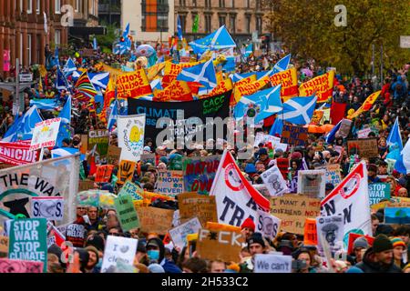 Glasgow, Scozia, Regno Unito. 6 novembre 2021. La marcia sulla giustizia per i cambiamenti climatici si svolge nel centro di Glasgow. . PIC; Iain Masterton/Alamy Live News. Foto Stock