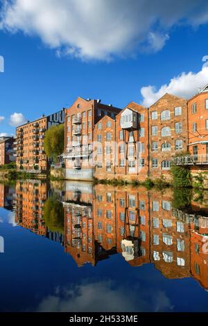 UK, West Yorkshire, Leeds, River Aire at Calls Landing visto da Brewery Place. Foto Stock