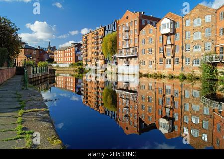 UK, West Yorkshire, Leeds, River Aire at Calls Landing visto da Brewery Place. Foto Stock