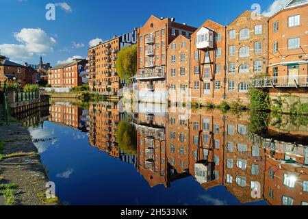 UK, West Yorkshire, Leeds, River Aire at Calls Landing visto da Brewery Place. Foto Stock