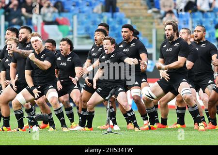 Roma, Italia. 6 novembre 2021. Gli All Blacks eseguono l'Haka durante l'Autumn Nations Series 2021, gara di rugby Union tra Italia e Nuova Zelanda il 6 novembre 2021 allo Stadio Olimpico di Roma - Foto Federico Proietti / DPPI Credit: DPPI Media/Alamy Live News Foto Stock