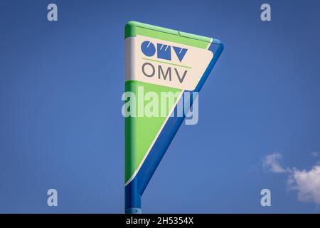 Segno della stazione di benzina OMV Petrom in Bulgaria Foto Stock