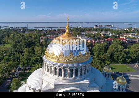 La cupola della Cattedrale del Mare di Nikolsky è da vicino sullo sfondo del paesaggio urbano (fotografia aerea). Kronstad, Russia Foto Stock