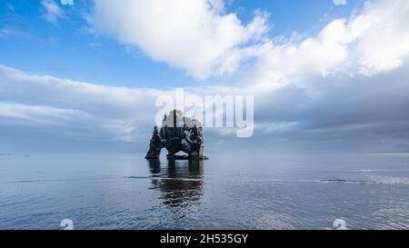 Basalto stack Hvitserkur sulla penisola di Vatnsnes sotto le nuvole, Islanda Foto Stock