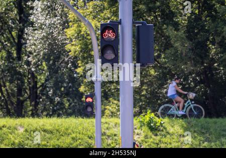 Semaforo rosso su un passaggio in bicicletta a Varsavia, capitale della Polonia Foto Stock