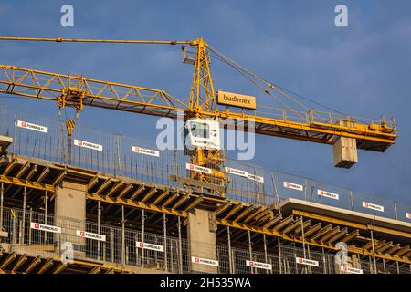 Gru in cantiere nel quartiere residenziale di Siekierki nel quartiere Mokotow della città di Varsavia, Polonia Foto Stock