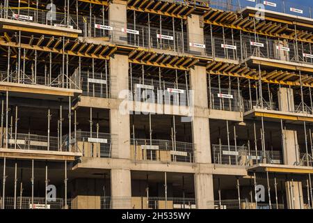 Casa di costruzione appartamento sito nel quartiere residenziale di Siekierki nel quartiere Mokotow della città di Varsavia, Polonia Foto Stock