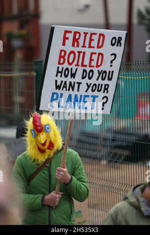 Protesta sul cambiamento climatico, Birmingham, Regno Unito. 6 novembre 2021. Centinaia di manifestanti si sono riuniti nel centro di Birmingham per sfogare la loro frustrazione per la mancanza di progressi reali nei colloqui della COP26. Credit: Peter Lopeman/Alamy Live News Foto Stock