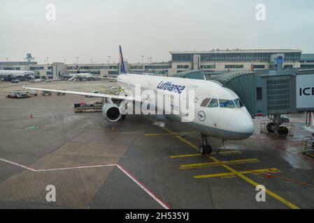 FRANCOFORTE AM MAIN, GERMANIA - 31 DICEMBRE 2014: Aircraft Airbas A321 di Lufthansa Airlines sull'aeroporto di Francoforte sul meno il prossimo dicembre nuvoloso Foto Stock
