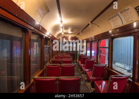 HELSINKI, FINLANDIA - 16 SETTEMBRE 2017: Interno del vecchio tram. Museo del tram Foto Stock