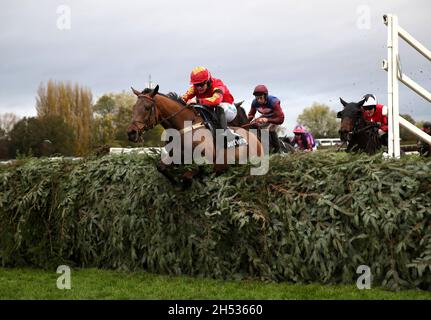 Mac Tottie guidato da James Bowen prima di andare a vincere la Betway Grand Sefton Handicap Chase durante il Betway Autumn Raceday all'ippodromo di Aintree, Liverpool. Data foto: Sabato 6 novembre 2021. Foto Stock