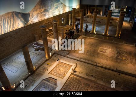 GAZIANTEP, TURCHIA - 25 OTTOBRE 2021: Veduta interna del Museo dei mosaici Zeugma. Gaziantep, Turchia. Il più grande museo del mosaico del mondo. Foto Stock
