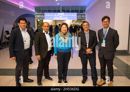 Glasgow, Scozia, Regno Unito. 6 novembre 2021. NELLA FOTO: (Centro) Mari Elka Pangestu, amministratore delegato della politica di sviluppo e dei partenariati della Banca mondiale, visto alla Conferenza sul cambiamento climatico della COP26 a Glasgow. Credit: Colin Fisher/Alamy Live News Foto Stock