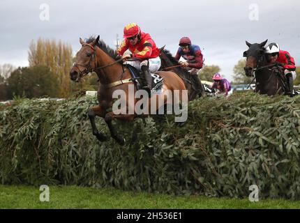 Mac Tottie guidato da James Bowen prima di andare a vincere la Betway Grand Sefton Handicap Chase durante il Betway Autumn Raceday all'ippodromo di Aintree, Liverpool. Data foto: Sabato 6 novembre 2021. Foto Stock