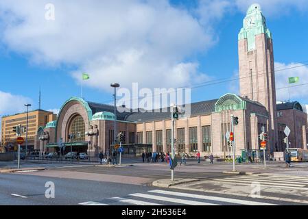 HELSINKI, FINLANDIA - 10 MARZO 2019: Vista dell'edificio della Stazione Centrale in una giornata di sole marzo Foto Stock