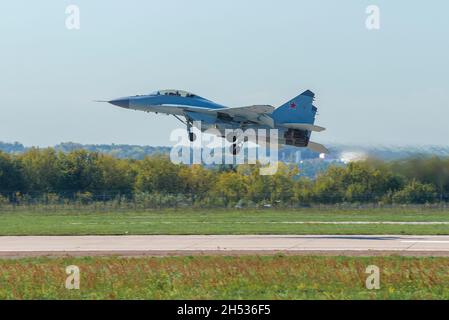 ZHUKOVSKY, RUSSIA - 30 AGOSTO 2019: Combattente leggero multifunzionale russo MIG-35 al decollo Foto Stock