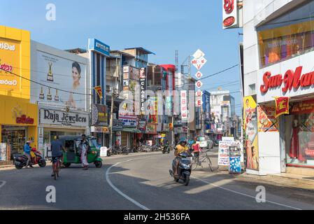 NEGOMBO, SRI LANKA - 03 FEBBRAIO 2020: Su una delle strade centrali del moderno Negombo Foto Stock