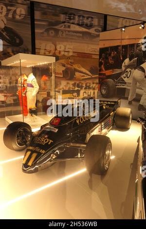 Auto da corsa F1 museo di Silverstone Northamptonshire UK Tissot Goodyear Lotus FI vincitore di velocità auto da corsa vecchio stile Nigel Mansell vincitore veloce Foto Stock