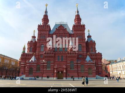 MOSCA, RUSSIA - 14 APRILE 2021: La costruzione del Museo storico dello Stato è in primo piano in una giornata di aprile soleggiata Foto Stock