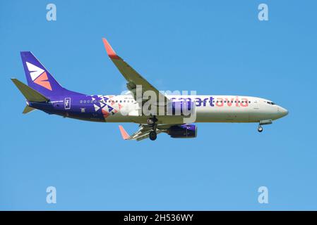 SAN PIETROBURGO, RUSSIA - 29 MAGGIO 2021: Boeing 737-800 (VP-BAV) di Smartavia Airlines entra per atterrare in un cielo blu senza nuvole Foto Stock