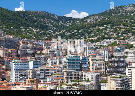 Monte Carlo, Monaco. Vista aerea della città con edifici costieri moderni in una giornata estiva soleggiata Foto Stock