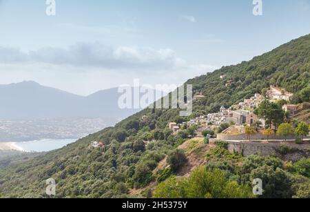 Paesaggio di Olmeto con vecchio cimitero in una giornata estiva, è un comune nel dipartimento Corse-du-Sud della Francia sull'isola di Corsica Foto Stock