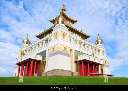 Vista del tempio buddista 'Abode d'oro del Buddha Shakyamuni' in una giornata di settembre soleggiata. Elista, Russia Foto Stock