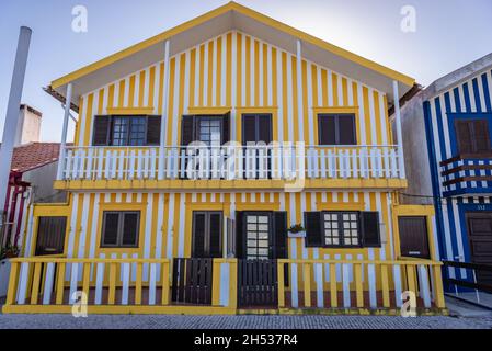 Casa dipinta chiamata Palheiros nella zona Costa Nova della città di Aveiro nella regione del Centro del Portogallo Foto Stock