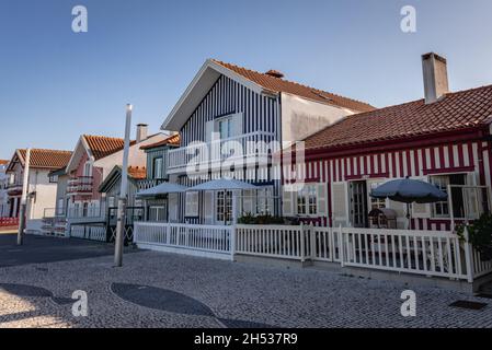 Fila di case dipinte chiamato Palheiros nella zona Costa Nova della città di Aveiro nella regione del Centro del Portogallo Foto Stock