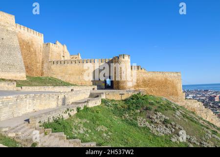 All'ingresso dell'antica fortezza di Naryn-Kala nella soleggiata mattinata di settembre. Derbent, Russia Foto Stock