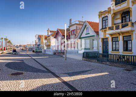 Fila di case dipinte chiamato Palheiros nella zona Costa Nova della città di Aveiro nella regione del Centro del Portogallo Foto Stock