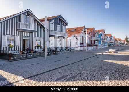 Fila di case dipinte chiamato Palheiros nella zona Costa Nova della città di Aveiro nella regione del Centro del Portogallo Foto Stock