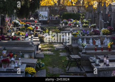 Tombe sul cimitero Wolski - il cimitero cattolico romano situato nella città di Varsavia, in Polonia Foto Stock