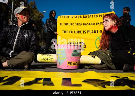 Spagna. 6 novembre 2021. Le persone del gruppo della ribellione animale detengono striscioni e cartelli mentre organizzano un'azione contro l'incontro COP26 in Piazza Catalunya a Barcellona, in Spagna, il 6 novembre 2021. La ribellione animale è un collettivo ambientalista e per i diritti degli animali che sostiene il passaggio a una dieta basata sulle piante e la fine della crudeltà degli animali. (Foto di Davide Bonaldo/Sipa USA) Credit: Sipa USA/Alamy Live News Foto Stock