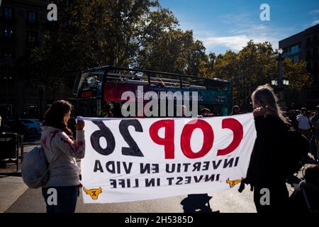 Spagna. 6 novembre 2021. Le persone del gruppo della ribellione animale hanno un banner COP26 mentre organizzano un'azione contro l'incontro COP26 in Piazza Catalunya, Barcellona, Spagna, il 6 novembre 2021. La ribellione animale è un collettivo ambientalista e per i diritti degli animali che sostiene il passaggio a una dieta basata sulle piante e la fine della crudeltà degli animali. (Foto di Davide Bonaldo/Sipa USA) Credit: Sipa USA/Alamy Live News Foto Stock