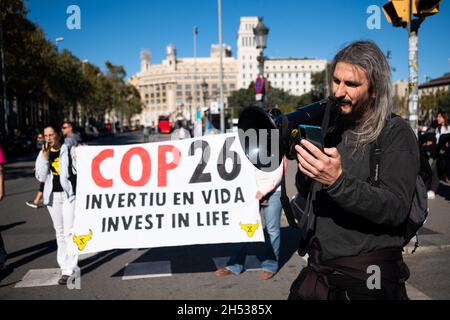 Spagna. 6 novembre 2021. Le persone del gruppo della ribellione animale hanno un banner COP26 mentre organizzano un'azione contro l'incontro COP26 in Piazza Catalunya, Barcellona, Spagna, il 6 novembre 2021. La ribellione animale è un collettivo ambientalista e per i diritti degli animali che sostiene il passaggio a una dieta basata sulle piante e la fine della crudeltà degli animali. (Foto di Davide Bonaldo/Sipa USA) Credit: Sipa USA/Alamy Live News Foto Stock