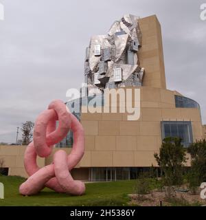 Franz West scultura Krauses Gekrose alla torre Luma di Frank Gehry, Parc des Ateliers, Arles, Francia Foto Stock