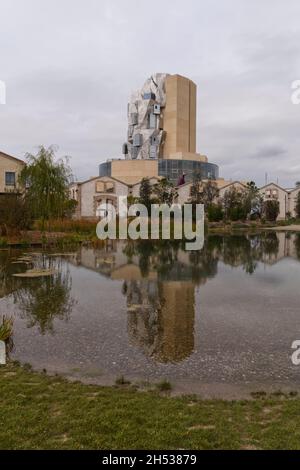 La torre Luma di Frank Gehry si riflette nello stagno al Parc des ateliers, Arles, Francia Foto Stock