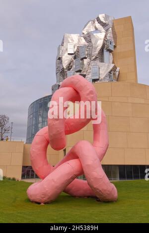 Franz West scultura Krauses Gekrose alla torre Luma di Frank Gehry, Parc des Ateliers, Arles, Francia Foto Stock