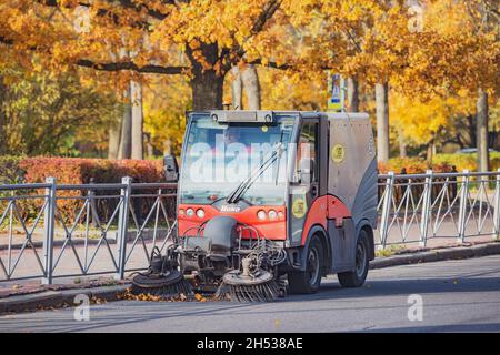 San Pietroburgo, Russia - 04 ottobre 2021: La macchina per la pulizia pulisce la strada della città al mattino presto. Foto Stock