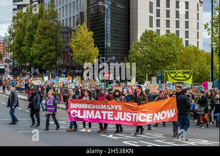 Birmingham, West Midlands, Regno Unito. 6 novembre 2021. Oggi a Birmingham si è svolta una protesta per il clima in concomitanza con la conferenza COP26 a Glasgow. Tra 3,000 e 4,000 persone protestarono ad un raduno di Birmingham prima di marciare attraverso il centro della città. Credit: AG News/Alamy Live News Foto Stock