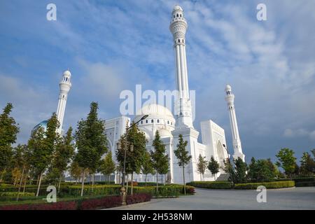 Mattina di settembre presso la Moschea Pride of Mussulmani. Shali, Repubblica cecena Foto Stock