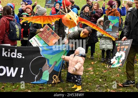 Glasgow, Scozia, Regno Unito. 6 novembre 2021. Migliaia di manifestanti hanno sfidato la pioggia e i venti forti mentre si sono convergenti a Glasgow in Scozia per la Giornata Mondiale d'azione per la Giustizia climatica. Gli organizzatori hanno affermato che in tutto il mondo si sono svolte oltre 300 proteste. La gente si radunò nel Parco di Kelvingrove e marciò attraverso il centro della città. Il COP26 Climate Summit attualmente in corso nella città è a metà strada attraverso due settimane di negoziati di alto livello. Molti manifestanti hanno espresso frustrazione per il lento ritmo del cambiamento e la mancanza di impegno da parte dei leader mondiali. (Credit Image: © Rod Harbinson/ZUM Foto Stock