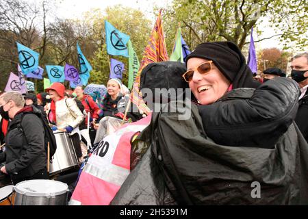 Glasgow, Scozia, Regno Unito. 6 novembre 2021. Migliaia di manifestanti hanno sfidato la pioggia e i venti forti mentre si sono convergenti a Glasgow in Scozia per la Giornata Mondiale d'azione per la Giustizia climatica. Gli organizzatori hanno affermato che in tutto il mondo si sono svolte oltre 300 proteste. La gente si radunò nel Parco di Kelvingrove e marciò attraverso il centro della città. Il COP26 Climate Summit attualmente in corso nella città è a metà strada attraverso due settimane di negoziati di alto livello. Molti manifestanti hanno espresso frustrazione per il lento ritmo del cambiamento e la mancanza di impegno da parte dei leader mondiali. (Credit Image: © Rod Harbinson/ZUM Foto Stock