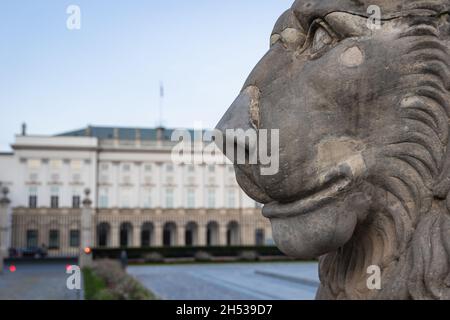 Statua del Leone di fronte al palazzo presidenziale in stile classicista con la statua di Jozef Poniatowski sulla via Krakowskie Przedmiescie di Varsavia, capitale di Foto Stock