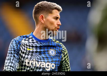 Stamford Bridge, Chelsea, Londra, Regno Unito. 6 novembre 2021. Calcio Premier League Chelsea contro Burnley; Jorginho di Chelsea durante il warm up credito: Azione Plus Sport/Alamy Live News Foto Stock