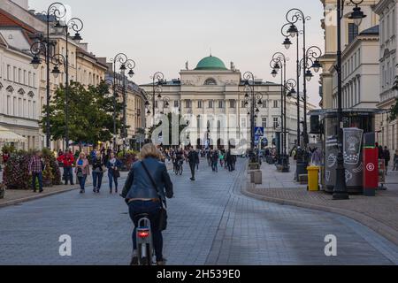 Via Krakowskie Przedmiescie, vista con il Palazzo Staszic, sede dell'Accademia Polacca delle Scienze a Varsavia, capitale della Polonia Foto Stock